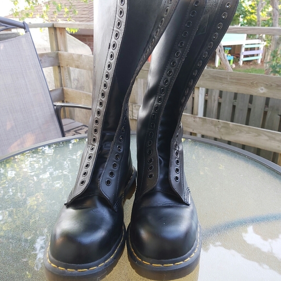 Near new pair of black 20 Hole Dr. Martens Size 9 - Picture 4 of 6